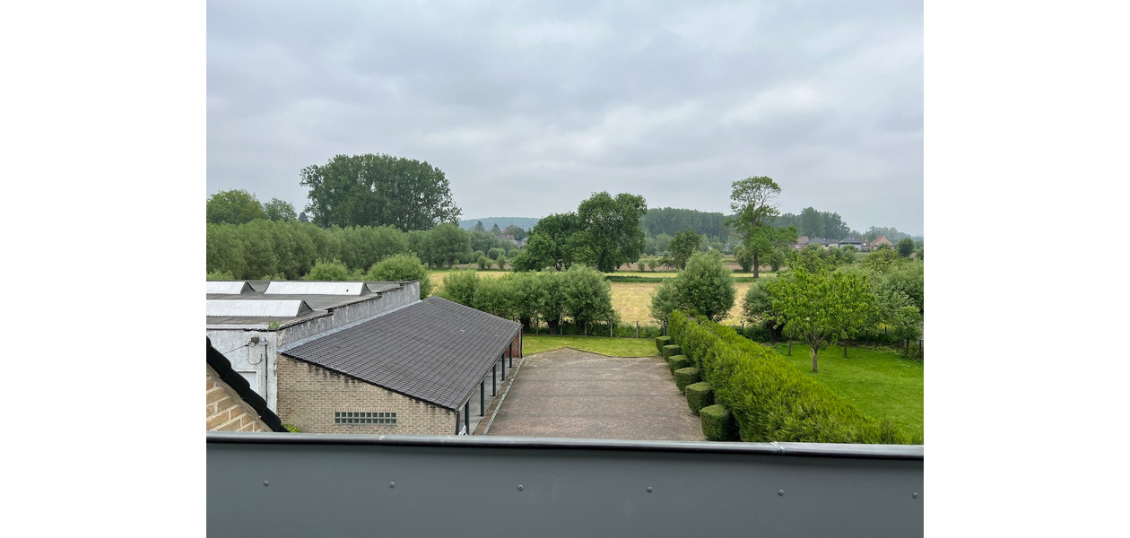 LUCRATIEVE OPBRENGST EIGENDOM : 5 APPARTEMENTEN & 6 GARAGES