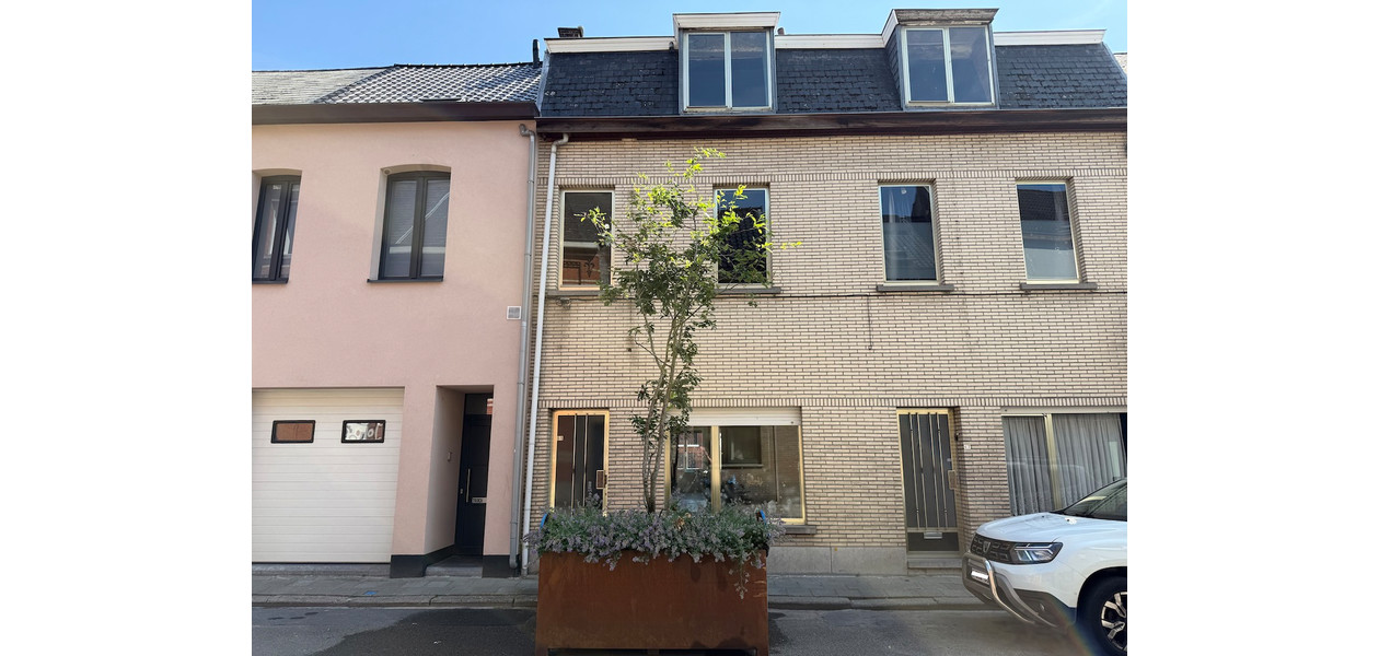 TE RENOVEREN FAMILIALE WONING OP 100 M VAN HET STATION