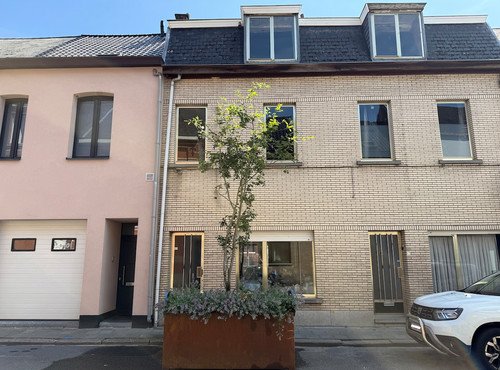 TE RENOVEREN FAMILIALE WONING OP 100 M VAN HET STATION