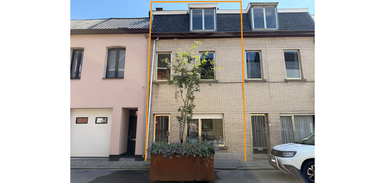 TE RENOVEREN FAMILIALE WONING OP 100 M VAN HET STATION