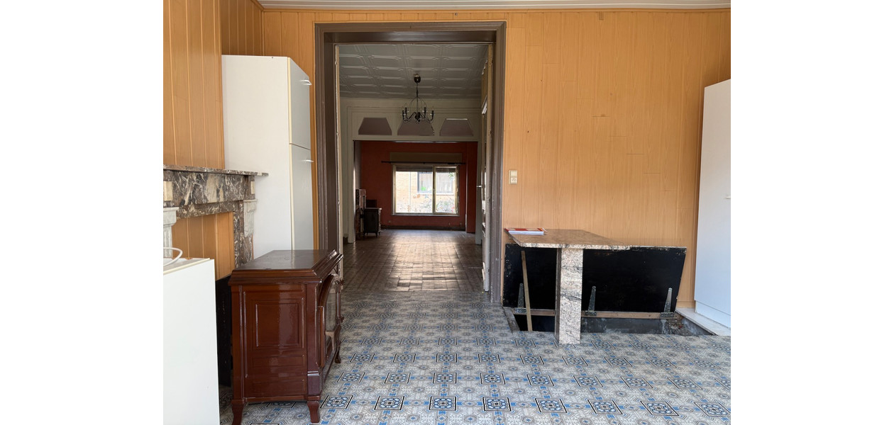 TE RENOVEREN FAMILIALE WONING OP 100 M VAN HET STATION