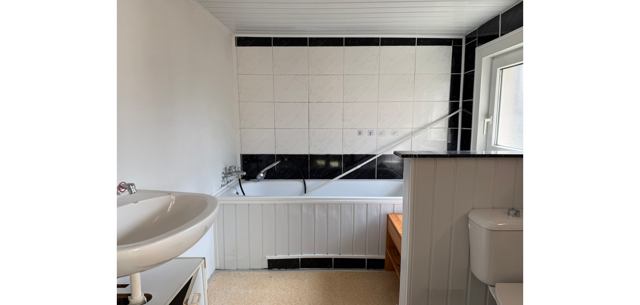 TE RENOVEREN FAMILIALE WONING OP 100 M VAN HET STATION