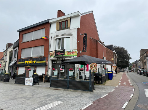 VOLLEDIG INGERICHT ITALIAANS RESTAURANT/PIZZERIA OP EEN TOP LOKATIE