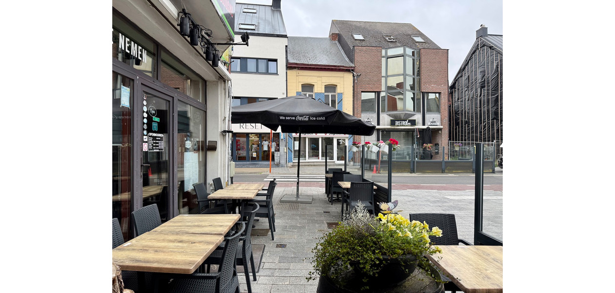 VOLLEDIG INGERICHT ITALIAANS RESTAURANT/PIZZERIA OP EEN TOP LOKATIE