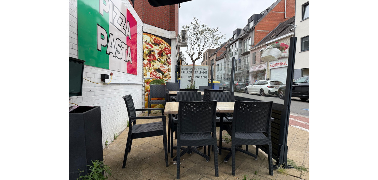 VOLLEDIG INGERICHT ITALIAANS RESTAURANT/PIZZERIA OP EEN TOP LOKATIE