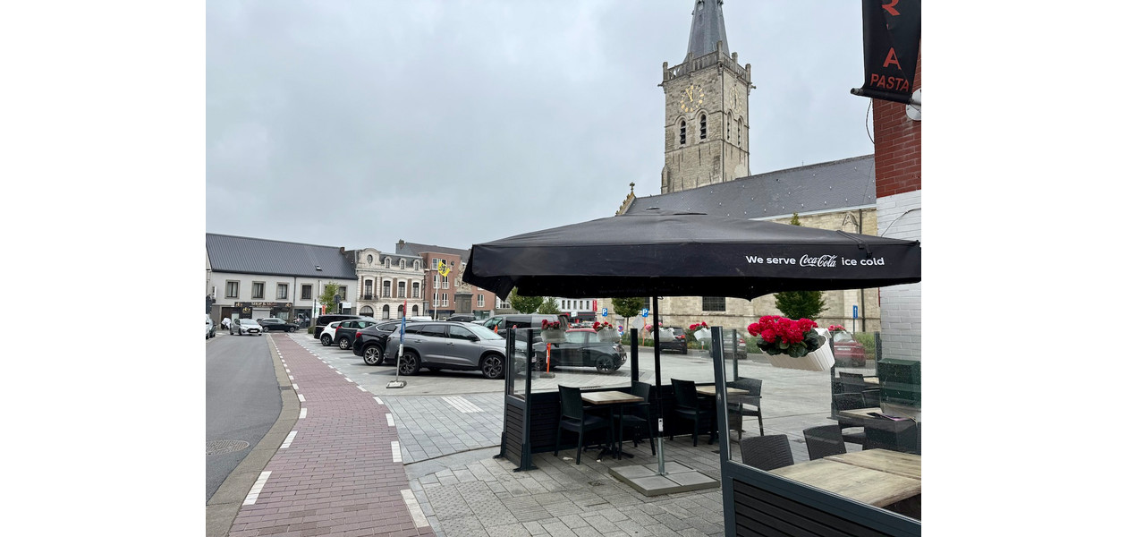 VOLLEDIG INGERICHT ITALIAANS RESTAURANT/PIZZERIA OP EEN TOP LOKATIE