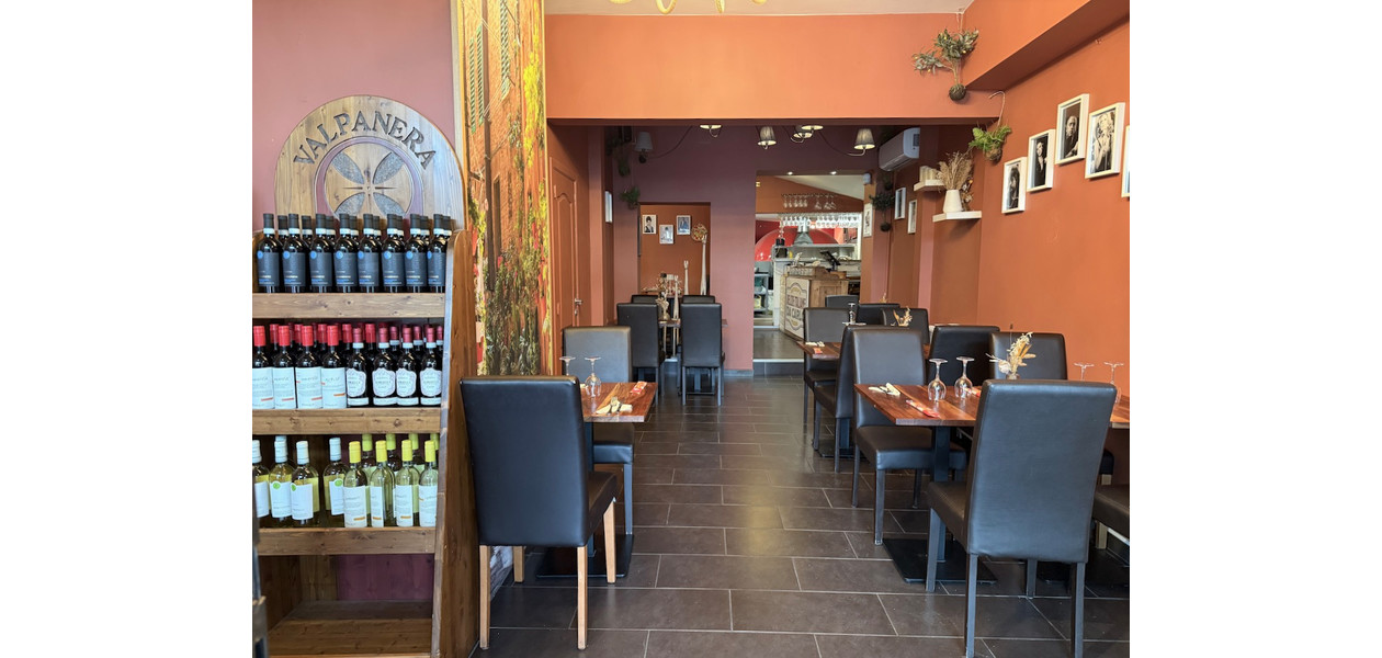VOLLEDIG INGERICHT ITALIAANS RESTAURANT/PIZZERIA OP EEN TOP LOKATIE