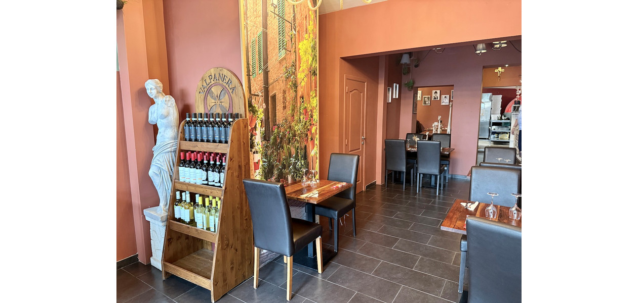 VOLLEDIG INGERICHT ITALIAANS RESTAURANT/PIZZERIA OP EEN TOP LOKATIE