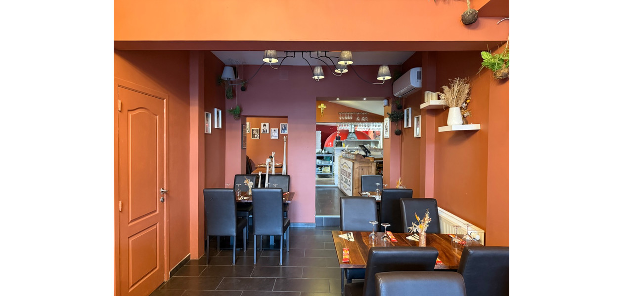 VOLLEDIG INGERICHT ITALIAANS RESTAURANT/PIZZERIA OP EEN TOP LOKATIE