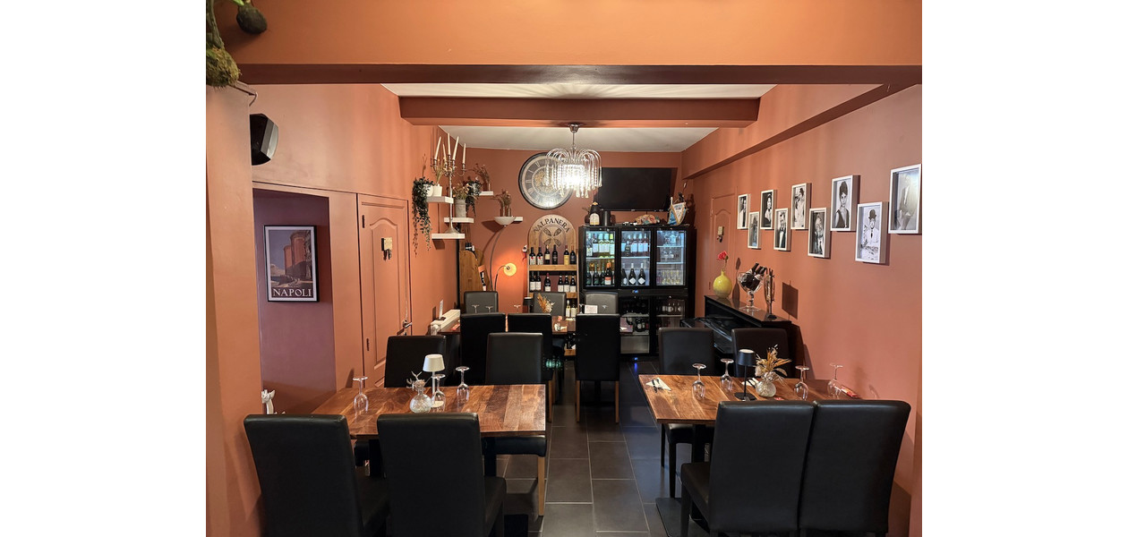 VOLLEDIG INGERICHT ITALIAANS RESTAURANT/PIZZERIA OP EEN TOP LOKATIE
