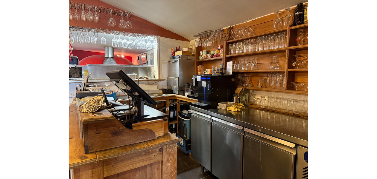 VOLLEDIG INGERICHT ITALIAANS RESTAURANT/PIZZERIA OP EEN TOP LOKATIE