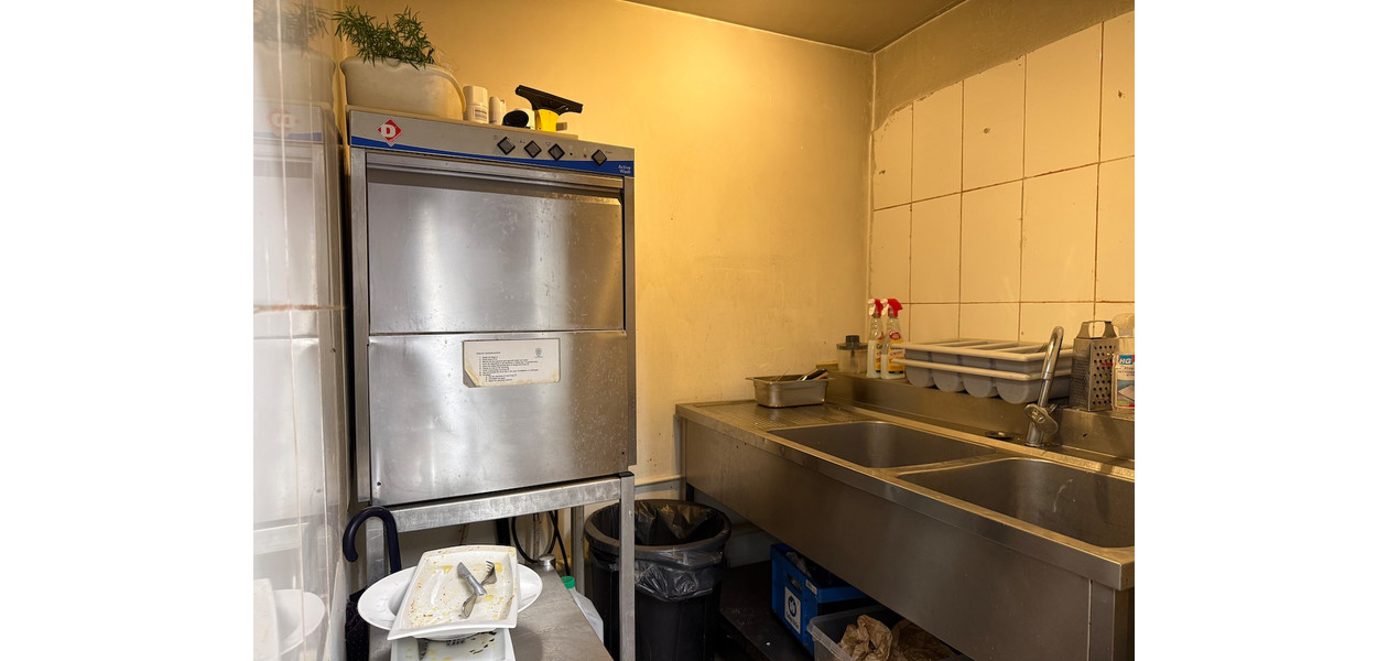 VOLLEDIG INGERICHT ITALIAANS RESTAURANT/PIZZERIA OP EEN TOP LOKATIE