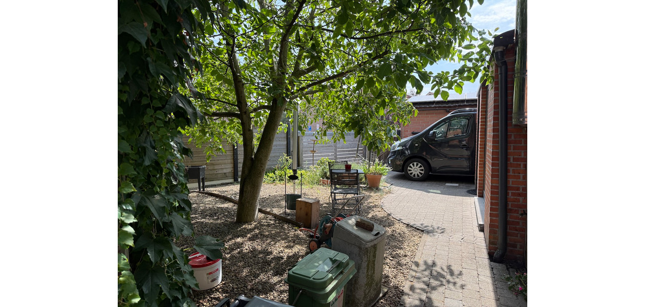 SUPER CHARMANTE GERENOVEERDE STARTERSWONING MET TUIN & GARAGE