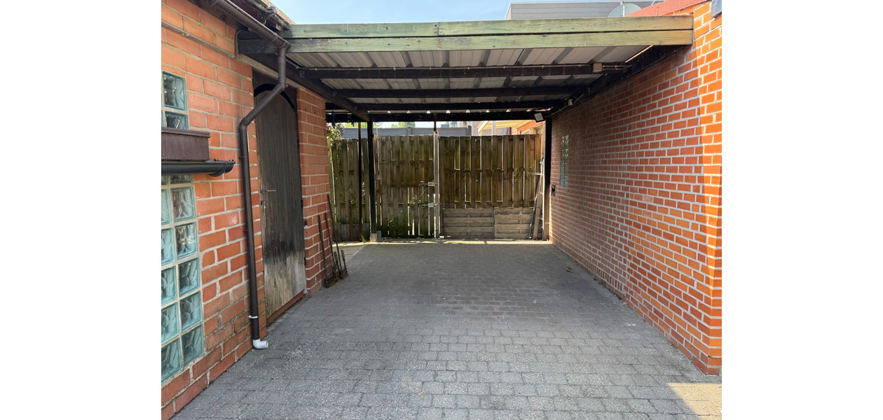 SUPER CHARMANTE GERENOVEERDE STARTERSWONING MET TUIN & GARAGE