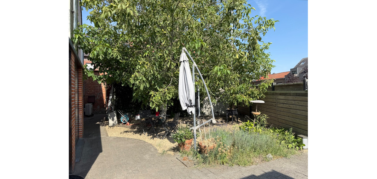 SUPER CHARMANTE GERENOVEERDE STARTERSWONING MET TUIN & GARAGE