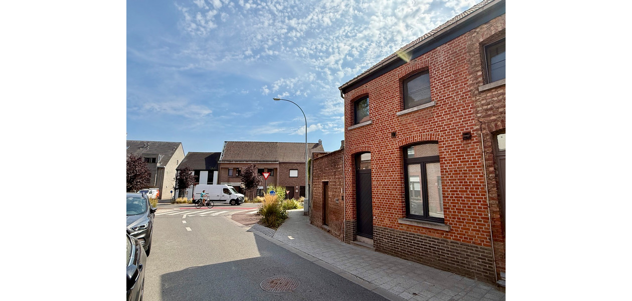 SUPER CHARMANTE GERENOVEERDE STARTERSWONING MET TUIN & GARAGE